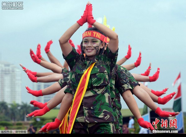 Các nữ quân nhân trong màn biểu diễn diến hóa thân thành Phật Quan âm nghìn tay, nghìn mắt.