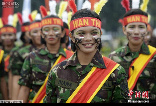 Vẻ đẹp quyến rũ của người phụ nữ Indonesia trong màu áo quân phục