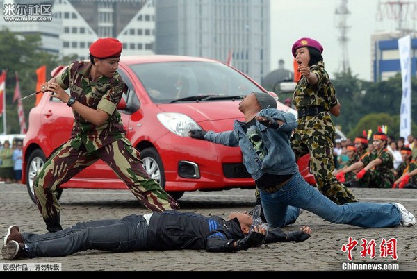 Màn biểu diễn thể hiện những kỹ năng chiến đấu tuyệt vời của nữ quân nhân Indonesia.