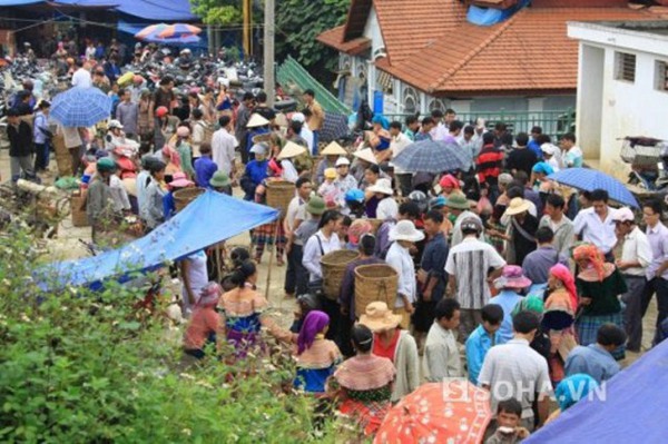 Bỏ lại đắng sau những ồn áo, chật chội và khói bụi, chúng tôi ngược thành phố Lào Cai đi chợ Bắc Hà.