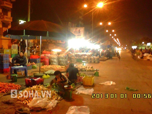 Hoạt động kinh doanh, buôn bán tại chợ Mai Dịch (mới) trên đường Lê Đức Thọ (kéo dài).