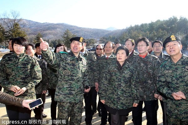 Tân Tổng thống Hàn Quốc Park Geun-hye khoác quân phục đi chúc tết một đơn vị Thủy quân lục chiến ở Gwangju