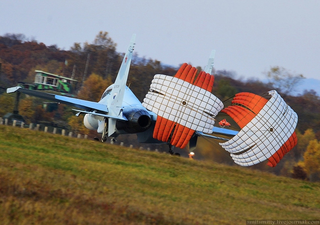 Su-30M2 có 12 giá treo vũ khí và được trang bị nhiều loại vũ khí hiện đại nhất, có khả năng tiêu diệt các mục tiêu trên không, trên biển, trên mặt đất trong mọi điều kiện thời tiết, ngày hay đêm.