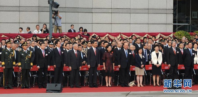 Hồng Kông cử hành nghi thức thượng cờ Quốc Khánh vào sáng 1/10. Ảnh: Tân Hoa Xã.