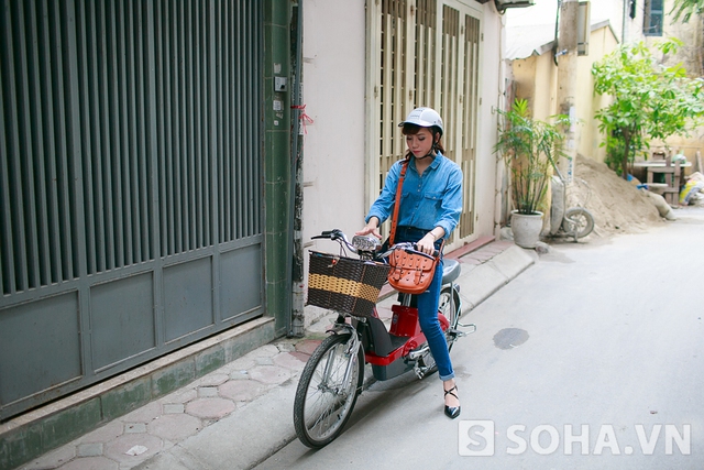 Sau khi trang điểm và chỉnh trang lại trang phục, Linh đi xe đạp điện đến địa điểm chụp hình đã hẹn trước. Để đảm bảo an toàn cho bản thân, Linh thường cẩn thận đội mũ bảo hiểm khi đi xe đạp điện.