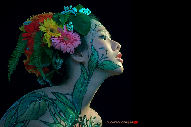 Cô nàng 9X chấp nhận khỏa thân vì nghệ thuật body painting