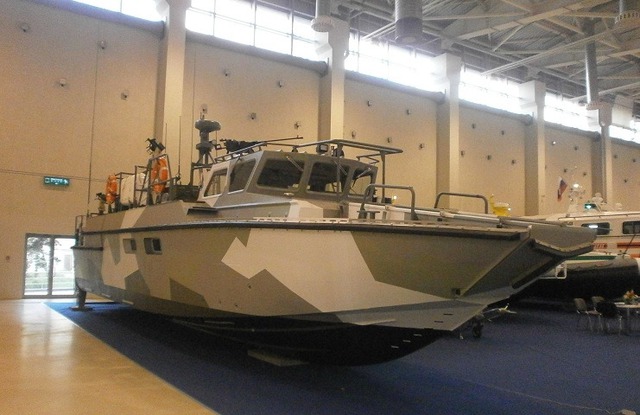 Tại triển lãm An toàn và An ninh tích hợp (ISSE-2014) diễn ra từ ngày 20-23/5 vừa qua, Nhà máy đóng tàu Rybinsk của Nga đã giới thiệu một nguyên mẫu xuồng chiến đấu đổ bộ mới BK-16, có thiết kế khá giống với loại CB-90 nổi tiếng của Thụy Điển. 