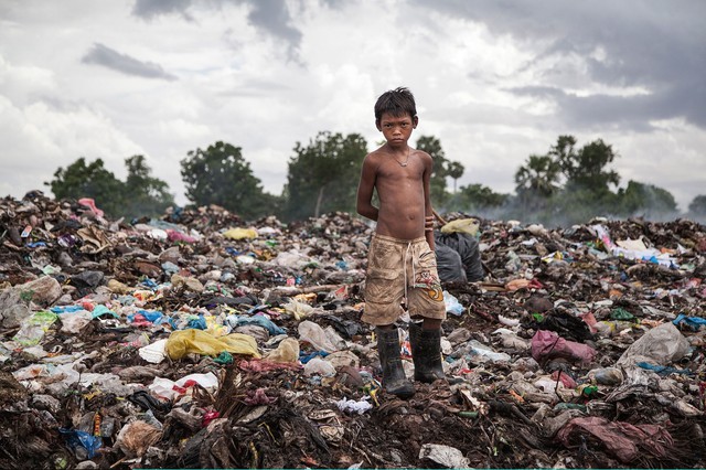 Một cậu bé kiếm sống bằng nghề nhặt đồ tái chế tại bãi rác Anlong Pi ở Siem Reap, Campuchia.