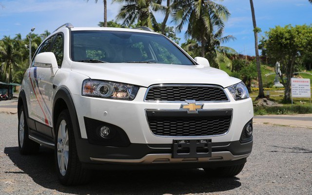 Chevrolet Captiva Mẫu đa dụng 7 chỗ ngồi này là một trong những cái tên khó hiểu nhất trên thị trường ôtô Việt Nam. Từ 2 năm trở lại đây, những nỗ lực của hãng xe Mỹ nhằm tìm lại thời kỳ hoàng kim vào giai đoạn giữa thập niên 2000 đã đem đến cho Captiva một diện mạo mới. Cuối năm 2013, GM Việt Nam đã tung ra thị trường thế hệ mới của Chevrolet Captiva. Chưa dừng lại, đến tháng 7/2014, mẫu xe này tiếp tục được nâng cấp với một số thay đổi thiết kế và bổ sung công nghệ. Chừng đó dư sức tạo nên một Captiva mượt hơn, vận hành mạnh mẽ hơn, tiện nghi hơn và cũng không còn những lỗi vặt vãnh. Tuy nhiên, sức mua mà thị trường dành cho Captiva vẫn đang gây thất vọng. Tính đến hết tháng 11/2014, tổng lượng xe Captiva bán ra thị trường chỉ đạt 86 chiếc. Đây là một thực tế đáng tiếc cho Captiva bởi mẫu xe này hoàn toàn xứng đáng mức sản lượng lớn hơn nhiều.