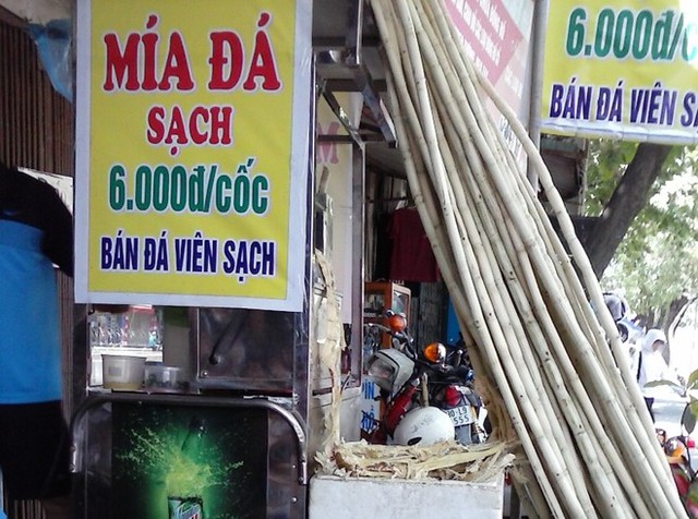 Với giá chỉ 6 đến 10 nghìn/cốc, nước mía thành thức uống giải nhiệt phổ biến trên đường phố Hà Nội​ ​.