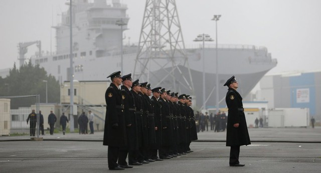 Các thủy thủ Nga đứng thành đội hình gần tàu đổ bộ chở trực thăng Vladivostok