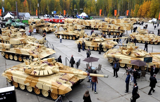 Tanks seen at an arms show in Russias Nizhny Tagil (archive)