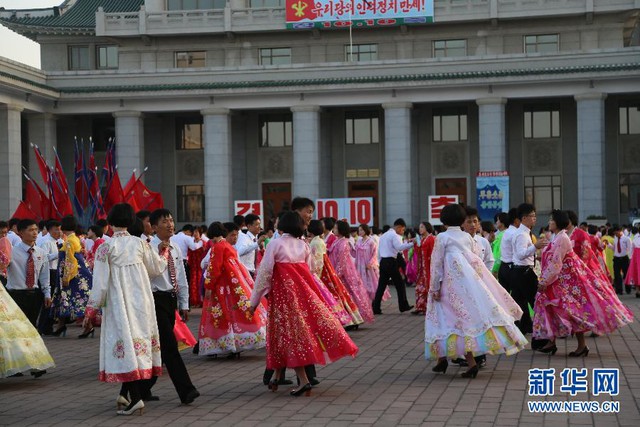（國際）（2）朝鮮青年學生舉行舞會慶祝勞動黨建黨69周年