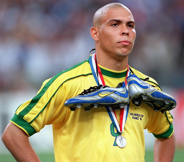 Ronaldo bỗng dưng đổ bệnh ngay trước thềm Chung kết World Cup 1998 và cho tới ngày nay vẫn không biết rõ tại sao