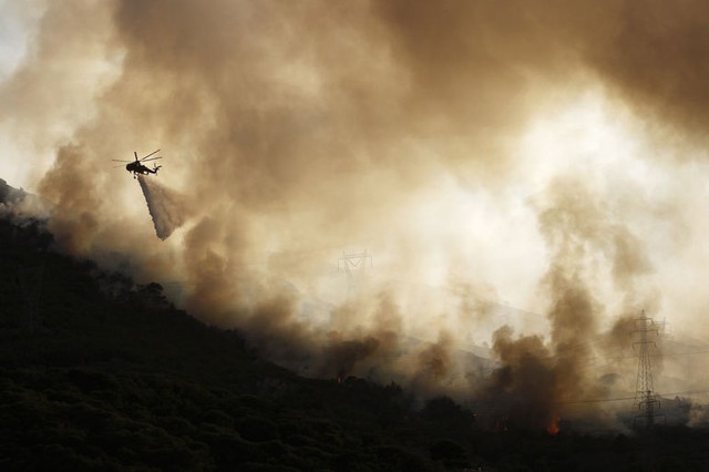 Máy bay trực thăng thả nước chữa cháy rừng ở gần Keratea, đông nam thủ đô Athens, Hi Lạp.