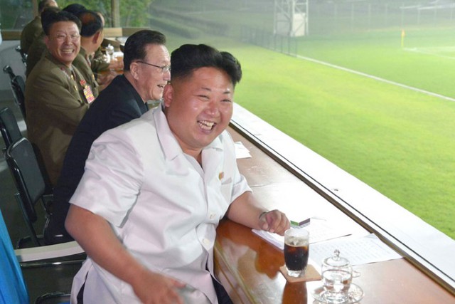 Nhà lãnh đạo Triều Tiên Kim Jong-un xem một trận đấu của đội tuyển bóng đá nam quốc gia tại thủ đô Bình Nhưỡng.