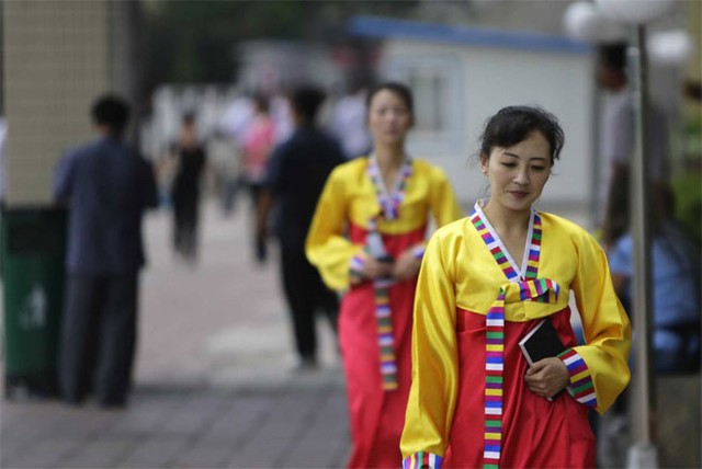 Người dân Triều Tiên chỉ được cắt tóc theo 28 kiểu nhà nước cho phép. Theo tạp chí Time, mỗi phụ nữ Triều Tiên được chọn 1 trong 14 kiểu tóc. Những phụ nữ đã có gia đình được hướng dẫn cắt tóc ngắn, trong khi phụ nữ độc thân nên để tóc dài một chút, có thể uốn xoăn. Nam thanh niên bị cấm để tóc dài quá 5 cm, nhưng đàn ông có tuổi có thể để tóc dài tới 7 cm.