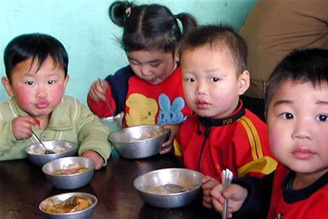 6 triệu người Triều Tiên bị thiếu lương thực-thực phẩm. Theo số liệu của CIA, nông nghiệp đóng góp 23,4% GDP của Triều Tiên, với các loại nông sản gạo, ngô, khoai tây, đậu tương, gia súc, gia cầm… Tuy nhiên, hơn 6 triệu người dân nước này thiếu lương thực-thực phẩm và 33% trẻ em bị suy dinh dưỡng kinh niên.
