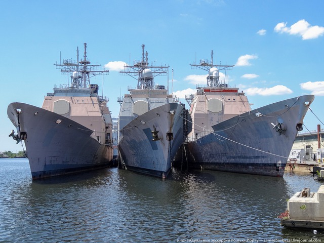 3 tuần dương hạm lớp Ticonderoga, từ trái qua phải: tàu USS Thomas S. Gates (CG-51), USS Ticonderoga (CG-47) và USS Yorktown (CG-48). Trong đó tàu USS Ticonderoga (CG-47) là tàu chiến đầu tiên được trang bị hệ thống Aegi