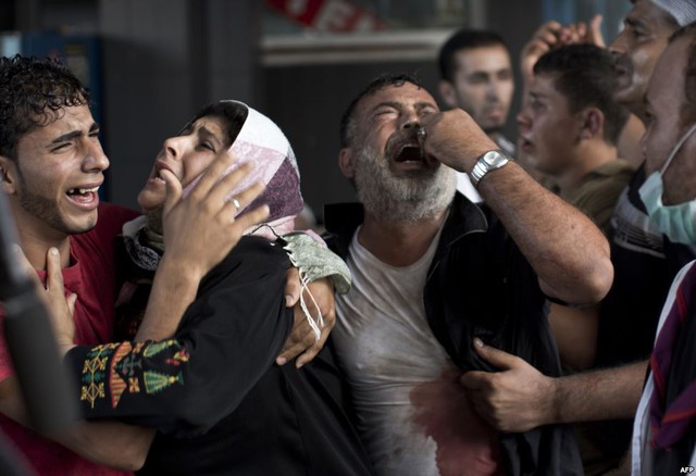 Người dân Palestine khóc tại bệnh viện al-Shifa ở thành phố Gaza, sau khi một vụ nổ khiến ít nhất 7 trẻ em thiệt mạng tại sân chơi trong trại tị nạn Shati.