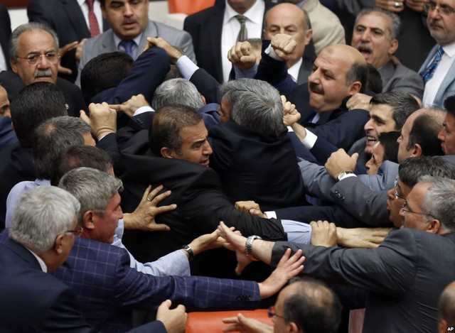 Các nghị sĩ Thổ Nhĩ Kỳ xô xát nhau trong một phiên họp tại quốc hội ở thủ đô Ankara.