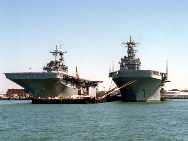 Tàu đổ bộ USS Wasp (LHD-1) (bên trái) lớp Wasp và tàu đổ bộ USS Saipan (LHA-2) (bên phải) lớp Tarawa.