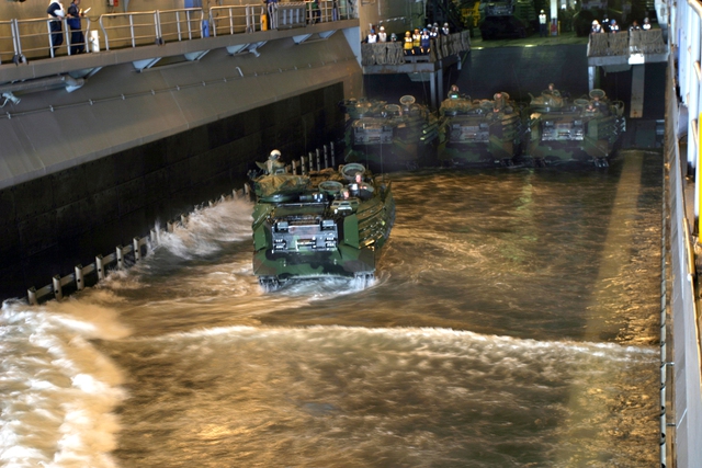 Xe lội nước đổ bộ AAV-7 trên tàu đổ bộ USS Bonhomme Richard (LHD-6).
