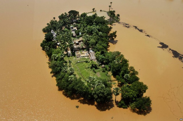 Các ngôi nhà bị cô lập với vùng xung quanh do nước lũ dâng cao ở Kendrapara, bang Orissa, Ấn Độ.