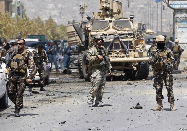 Các binh sĩ NATO bảo vệ hiện trường một vụ đánh bom tự sát ở Kabul, Afghanistan.