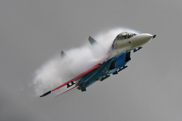 Sukhoi Su-27 là máy bay chiến đấu động cơ kép. Hiện tại, loại máy bay là đang được sử dụng trong các phi đội biểu diễn của Nga, bao gồm Sokoly Rossii (Chim ưng Nga) và Russkiye Vityazi (Hiệp sĩ Nga).