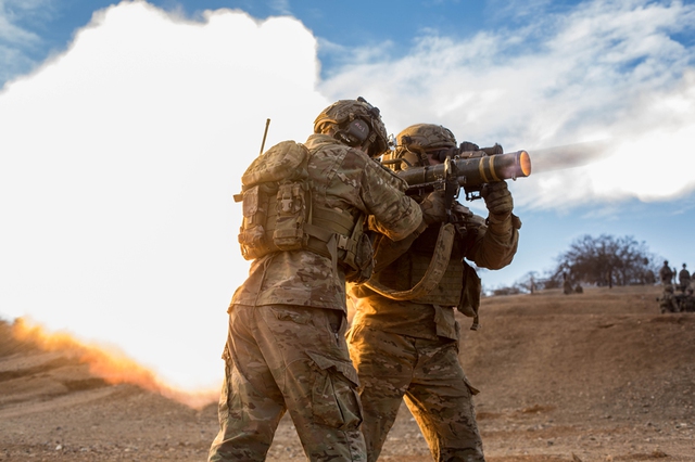 Lực lượng Rangers đã chứng minh được rằng cách vận hành tối ưu súng phóng lựu Carl Gustav phải gồm 2 người. 1 người trực tiếp sử dụng sẽ được trang bị đi kèm 1 súng ngắn cỡ 9mm, người còn lại sẽ chịu trách nhiệm nạp và mang theo 5 hoặc 6 viên đạn, đồng thời chịu trách nhiệm quan sát, bảo vệ xung quanh.