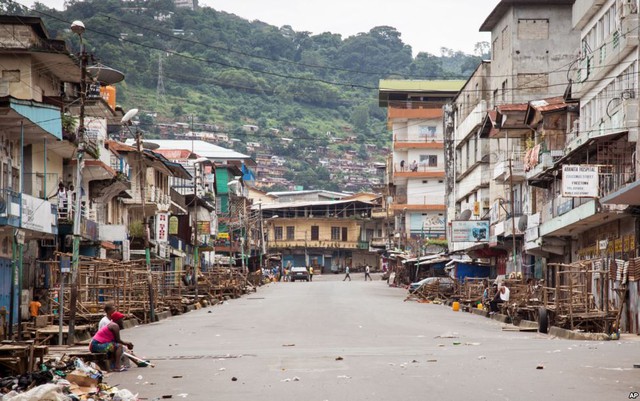 Đường phố vắng tanh trong 3 ngày đóng cửa để ngăn chặn dịch Ebola lây lan ở thành phố Freetown, Sierra Leone.