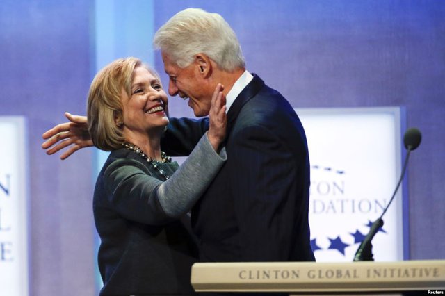 Vợ chồng cựu Tổng thống Mỹ Bill Clinton ôm nhau trong phiên khai mạc của Sáng kiến toàn cầu Clinton 2014 ở New York.