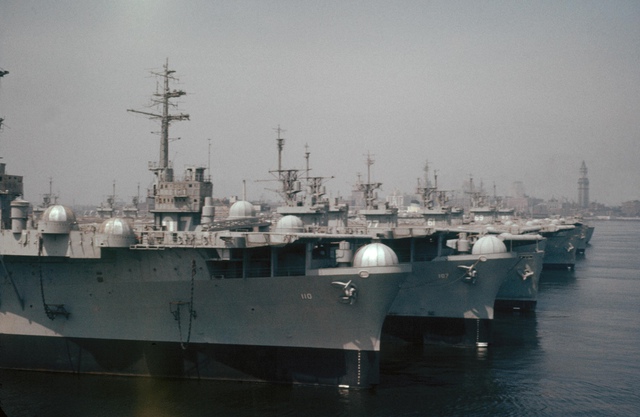 Từ trái sang phải: tàu sân bay USS Salerno Bay (CVE-110), USS Gilbert Islands (CVE-107), USS Marcus Island (CVE-77), USS Manila Bay (CVE-61), USS Kasaan Bay (CVE-69) và USS Sargent Bay (CVE-83).