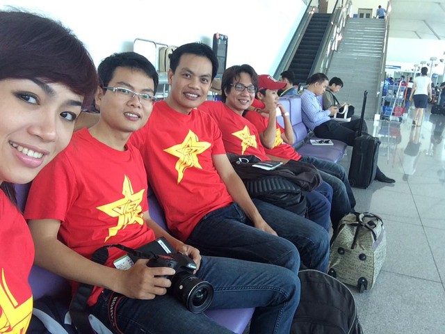 Nhóm CĐV Việt Nam trước khi bay sang Myanmar