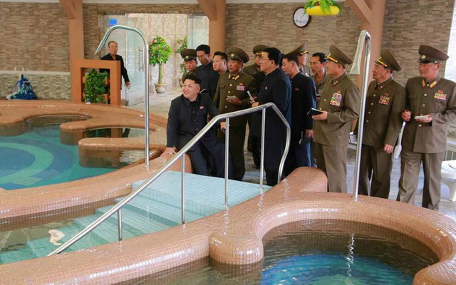 Nhà lãnh đạo Kim Jong-un kiểm tra khi nghỉ dưỡng Yonphung dành cho các nhà khoa học mới hoàn thành ở Bình Nhưỡng.