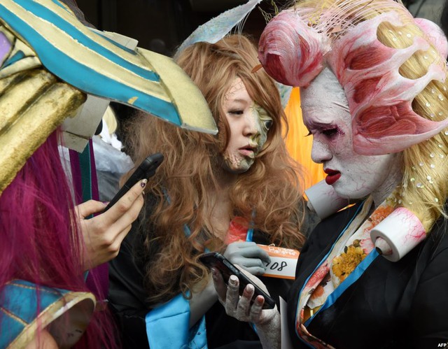 Mọi người hóa trang thành những nhân vật ma quái trong khi đứng chờ tham gia cuộc diễu hành Halloween ở Kawasaki, Nhật Bản.