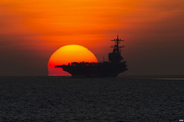 Tàu sân bay USS George H.W. Bush của Hải quân Mỹ đi qua vịnh Aden trong hành trình trở về Norfolk, Virginia, sau khi hoàn thành sứ mệnh tại Iraq và Syria.