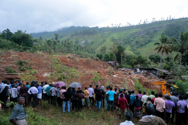 Đám đông theo dõi hoạt động cứu hộ tại hiện trường vụ lở đất ở Badulla, Sri Lanka. Các nhà chức trách cho biết hơn 100 người được cho là đã thiệt mạng trong thảm họa này.