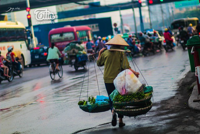 Duy cho biết, hình ảnh những người lao động nhọc nhằn trên những chiếc xe cà tàng cũ kĩ hay những gánh hàng rong trên phố một chiều nắng gắt… làm cho Duy có nhiều cảm xúc đặc biệt.