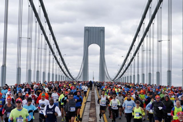 Mọi người chạy qua cây cầu Verrazano-Narrows trong ngày khai mạc của cuộc thi chạy marathon New York, Mỹ.