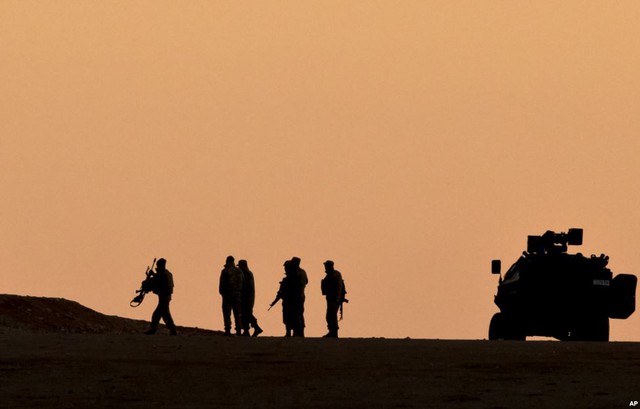 Binh sĩ quân đội Thổ Nhĩ Kỳ tuần tra trên sườn đồi, nhìn xuống thị trấn Kobani, Syria.