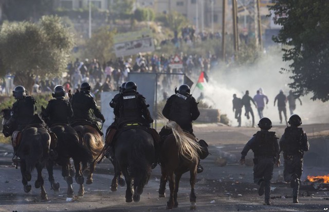 Cảnh sát cố gắng trấn áp những người gốc Ả-rập biểu tình tại ngôi làng Kfar Kana, Israel.