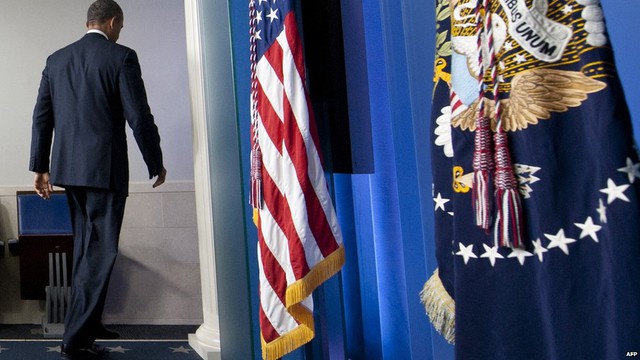 Tổng thống Obama lặng lẽ rời khỏi phòng họp báo tại Nhà Trắng ngay trước khi lệnh đóng cửa chỉnh phủ có hiệu lực vào ngày 1/10.
