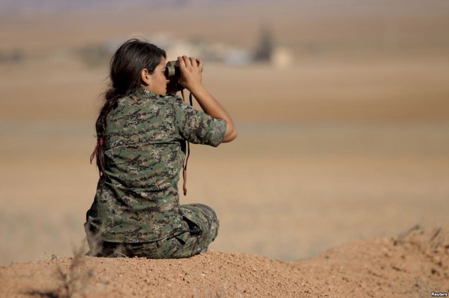 Nữ chiến binh quân đội người Kurd sử dụng ống nhóm để quan sát khu vực do nhóm phiến quân Nhà nước Hồi giáo (IS) kiểm soát ở Sari Kani, Syria.