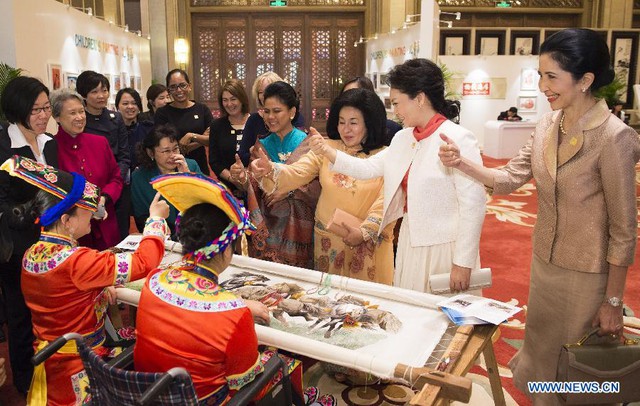 Bà Bành Lệ Viện đã mời các đệ nhất phu nhân tới thăm một trung tâm triển lãm nghệ thuật của người khuyết tật Trung Quốc vào ngày 10/11.