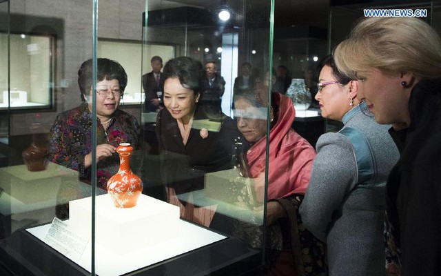 Ngày 9/11, bà Bành Lệ Viện đã mời phu nhân Tổng thống Bangladesh, phu nhân Tổng thống Mông Cổ và Phu Nhân Tổng thư Ký Hiệp Hội hợp tác Thượng Hải SCO thăm Bảo tàng Quốc gia. 