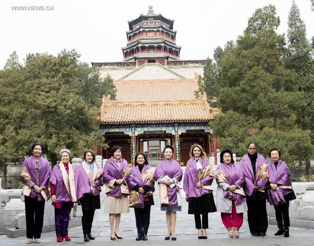 Bà Bành Lệ Viện đã mời 10 đệ nhất phu nhân các nhà lãnh đạo cấp cao APEC thăm Di Hoà Viên (Cung điện Mùa hè) ngày 11/11, ngày cuối cùng của Hội nghị Thượng đỉnh APEC 2014.