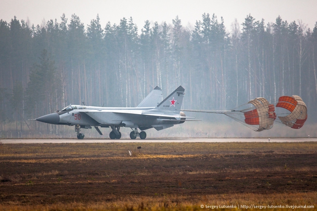 Máy bay tiêm kích đánh chặn MiG-31 Foxhound được thiết kế dựa trên máy bay MiG-25 Foxbat nhằm thay thế các tiêm kích MiG-25.