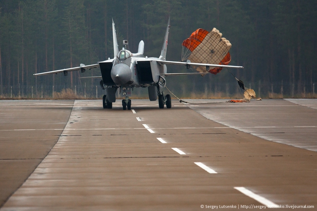 MiG-31 có thể đánh chặn được các mục tiêu bay nào kể cả tên lửa hành trình và vệ tinh bất kể ngày hay đêm, trong mọi điều kiện thời tiết.